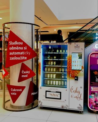 “V NC Fenix na Vysočanské můžete najít jeden z našich automatů na med! 🍯 Přemýšleli jste někdy o této formě podnikání? 🤔...